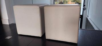 Twee nep lederen hockers beschikbaar voor biedingen