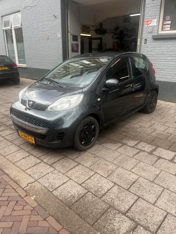 Peugeot 107 1.0 12V 5-deurs uit 2010 in grijs met CarPlay beschikbaar voor biedingen