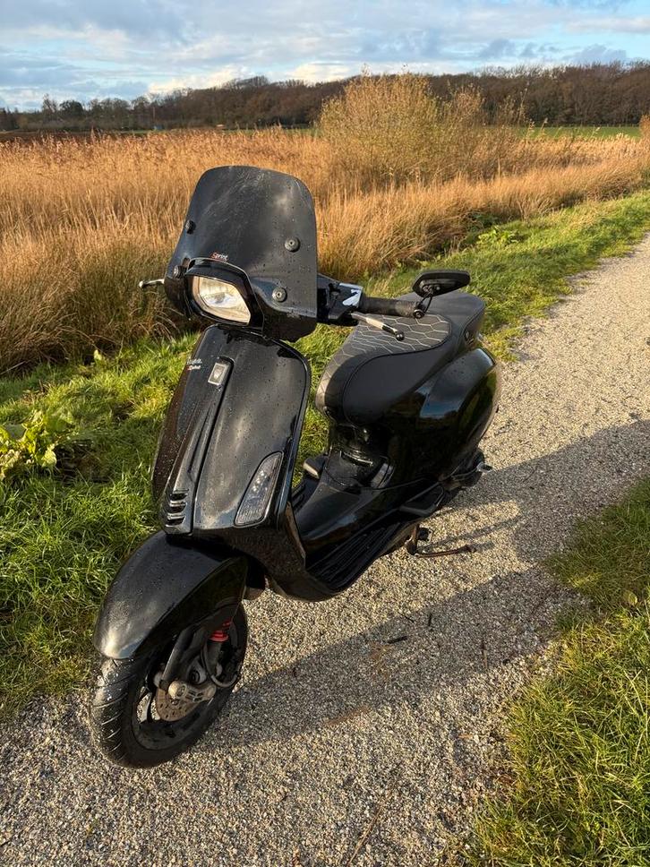 Vespa sprint geel kenteken - bouwjaar 2016 - 18600 km teller, Fietsen en Brommers, Scooters | Vespa, Zo goed als nieuw, Overige modellen