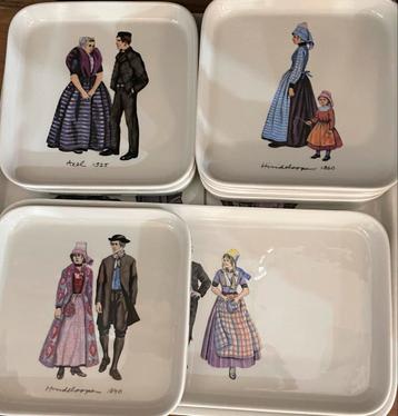 Antieke Decoratieve Borden met Klederdracht beschikbaar voor biedingen