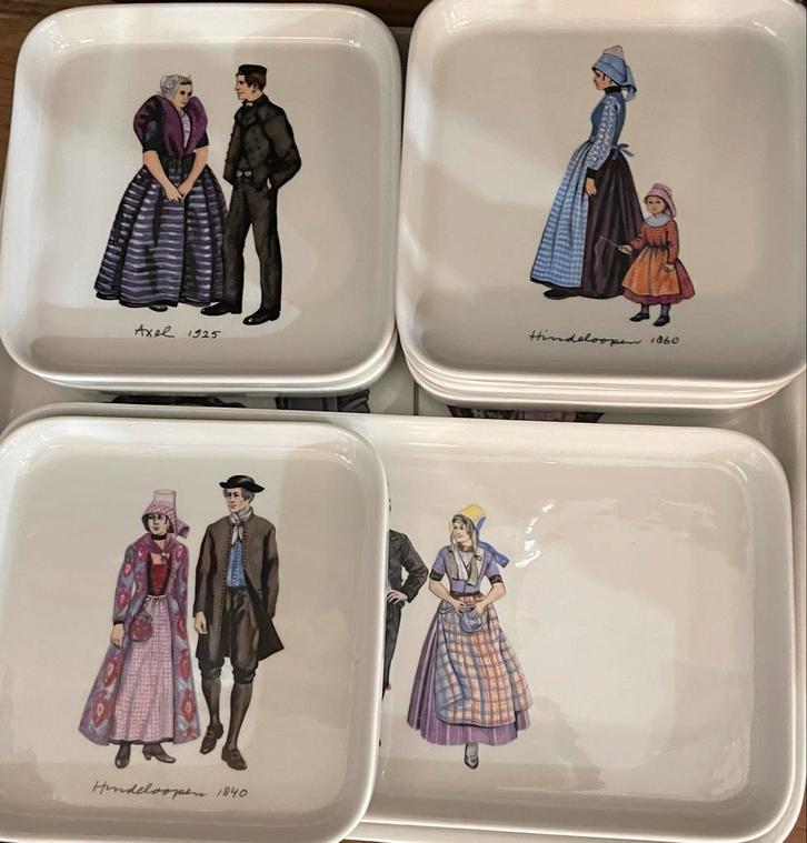 Antieke Decoratieve Borden met Klederdracht, Antiek en Kunst, Antiek | Schalen, Ophalen of Verzenden