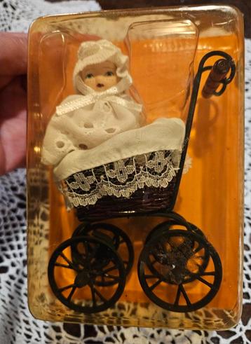 Oud Poppenhuis Kinderwagen met Popje beschikbaar voor biedingen