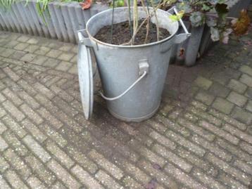 Vuilnisbak: Vintage, ijzeren.  beschikbaar voor biedingen