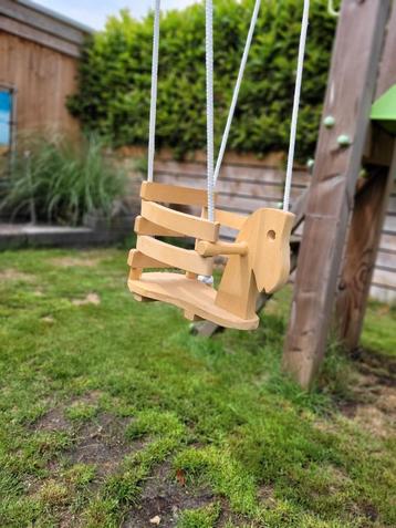 Houten kinderschommel beschikbaar voor biedingen