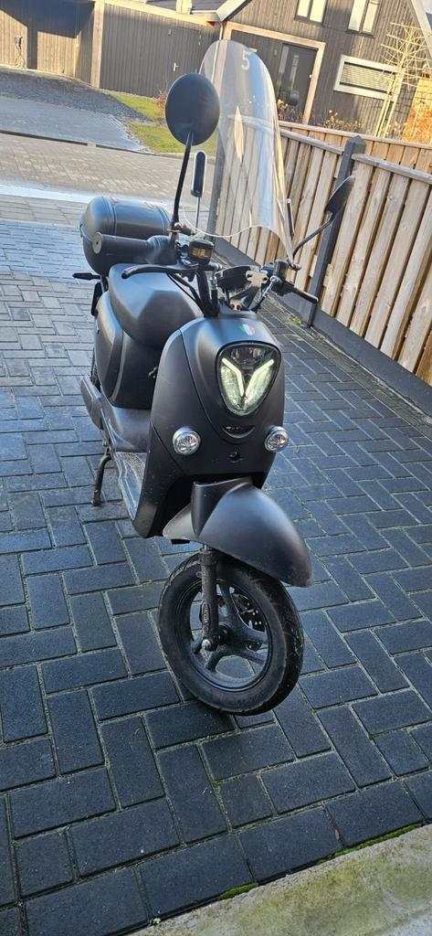Te koop: Senzo Gener Matzwart 40 km/u E-scooter, Fietsen en Brommers, Snorfietsen en Snorscooters, Zo goed als nieuw, Overige merken