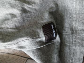 Diverse t-shirt.  Maat XL.  Grijs.  beschikbaar voor biedingen