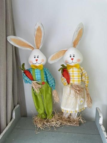 2 x grote decoratie haasjes op stro / haas. Pasen. beschikbaar voor biedingen