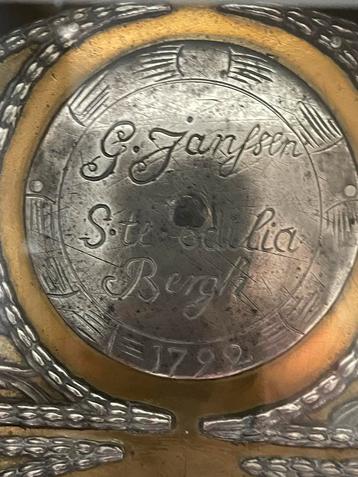 Antieke Staande Klok 1792 met Inscriptie beschikbaar voor biedingen