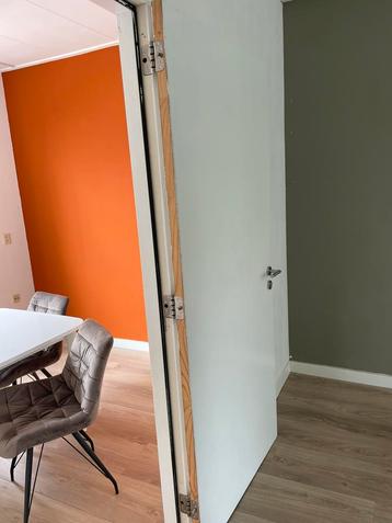 Stompe deur met kozijn en compleet beslag beschikbaar voor biedingen