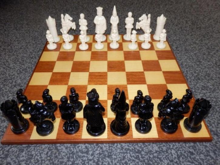 HOMAS - Schaakspel Ivora (middeleeuws schaakspel), Hobby en Vrije tijd, Gezelschapsspellen | Bordspellen, Nieuw, Een of twee spelers