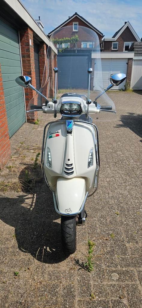 Witte vespa sprint 2018, Fietsen en Brommers, Scooters | Vespa, Zo goed als nieuw, Ophalen