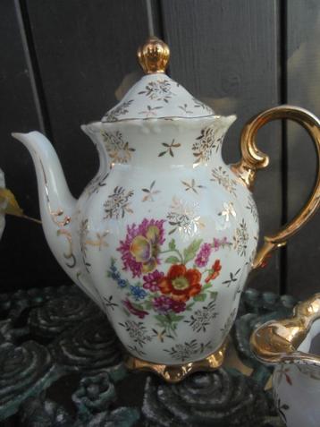 Mokka Koffiepotje met bloemboeket en veel goudecoratie beschikbaar voor biedingen