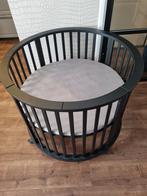 Ronde houten baby box zwart met wieltjes, Kinderen en Baby's, Boxen, Ophalen of Verzenden, Zo goed als nieuw, Rond, Wieltjes