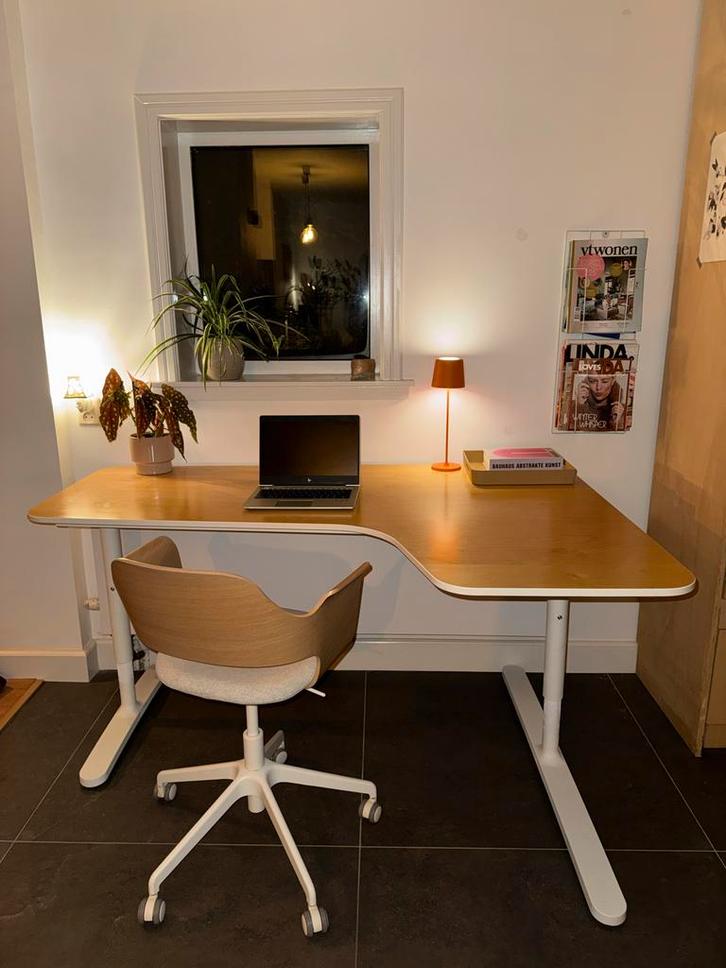 2x IKEA Bureau Bekant - bureau met hoek links als rechts, Huis en Inrichting, Bureaus, Gebruikt, Bureau, In hoogte verstelbaar