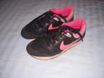 Zwart / roze sport schoen merk Nike maat 37,5, Schoenen, Meisje, Gebruikt, Ophalen of Verzenden