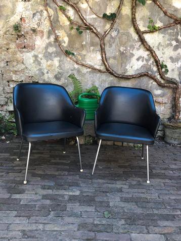 2 leuke vintage kuipstoeltjes uit een horecagelegenheid beschikbaar voor biedingen
