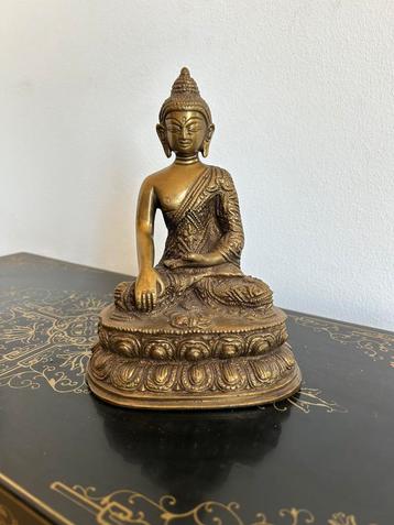 Bronzen Boeddha prachtig gedecoreerde kleding beschikbaar voor biedingen