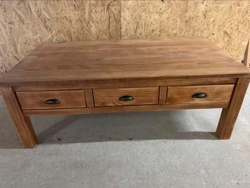 Nette salontafel met 3 lades beschikbaar voor biedingen