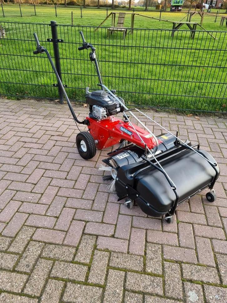 Z.G.A.N TIELBURGER TK17 VEEGMACHINE MET OPVANGBAK, Tuin en Terras, Veegmachines, Zo goed als nieuw, Ophalen