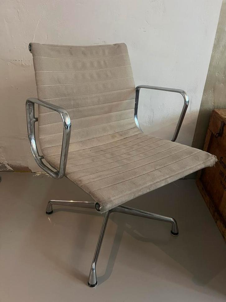 Vitra Eames EA108 stoel met beige hopsak design armstoel, Huis en Inrichting, Stoelen, Gebruikt, Eén, Stof, Overige kleuren, Ophalen