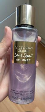 Victoria’s Secret Love Spell Shimmer Body Mist 250 ml, Sieraden, Tassen en Uiterlijk, Uiterlijk | Parfum, Ophalen of Verzenden