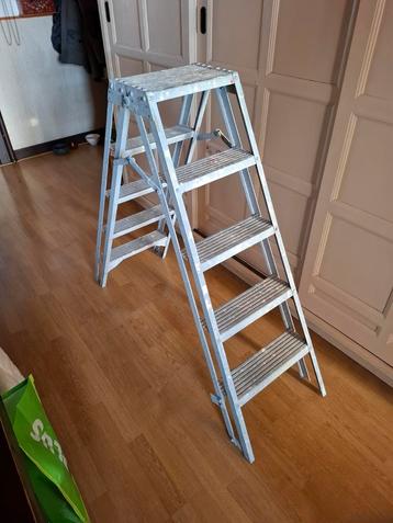 Opvouwbare trap met treden aan beide kanten beschikbaar voor biedingen