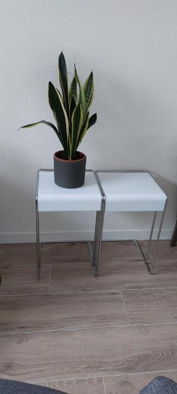2 bijzet/planten tafeltjes. T.e.a.b. 