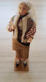 Roemeense klederdracht pop 22cm h x 9cm b, Verzamelen, Poppen, Ophalen, Zo goed als nieuw, Pop