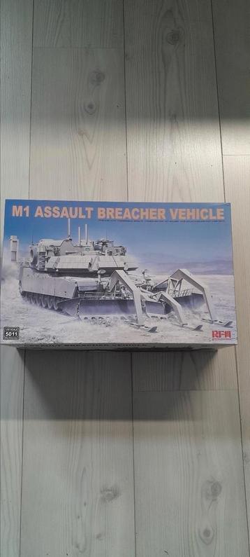 1/35 M1 ABV beschikbaar voor biedingen