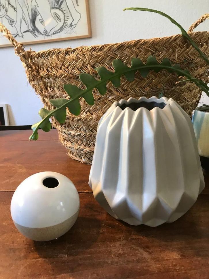 Twee leuke aparte grijze keramiek VAZEN Intratuin   Nieuw !, Huis en Inrichting, Woonaccessoires | Vazen, Nieuw, Overige kleuren