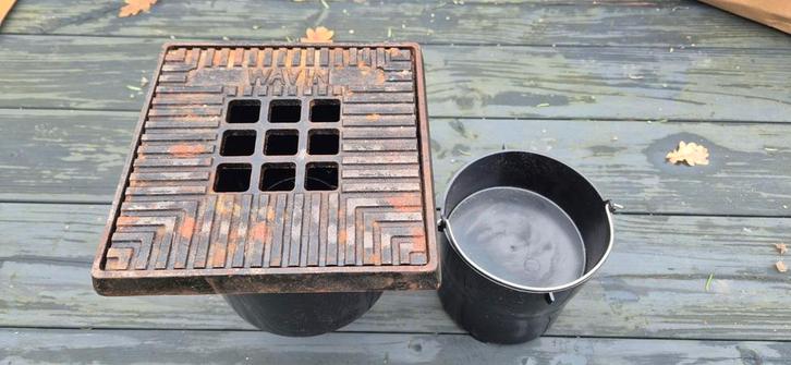 Afvoerput met rooster gietijzer, Tuin en Terras, Terrasdelen en Vlonders, Gebruikt, Kunststof, Ophalen of Verzenden