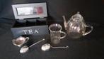 Theeset: theepot, -glas, -doos, thee-ei  zeefjes  nieuwstaat, Overige typen, Ophalen of Verzenden, Overige stijlen, Glas