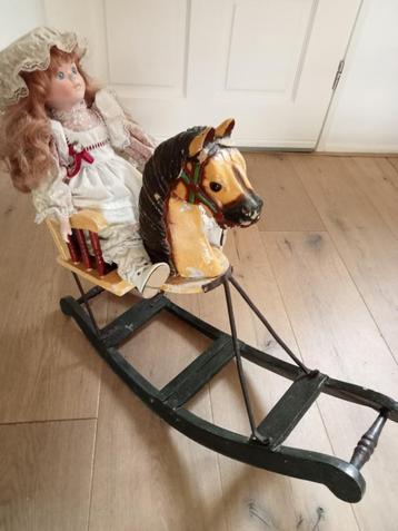 Antiek hobbelpaard voor een pop of knuffel beschikbaar voor biedingen