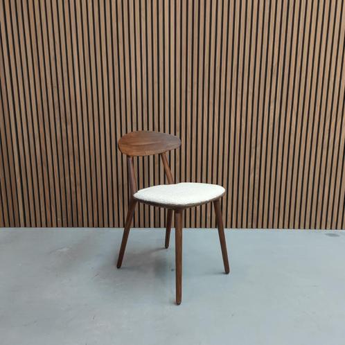 Artisan Wu Chair Boucle, Antiek en Kunst, Antiek | Meubels | Stoelen en Banken, Ophalen of Verzenden