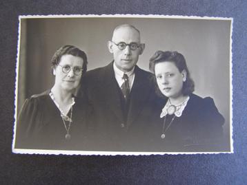 Fotografie HAMETER, Dordrecht: Gezin, man, vrouw en dochter  beschikbaar voor biedingen