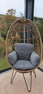 Rotan ei-stoel met standaard en mogelijkheid tot ophangen, Huis en Inrichting, Stoelen, Ophalen, Zo goed als nieuw