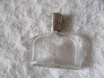 antiek parfumflesje met zilveren dop beschikbaar voor biedingen