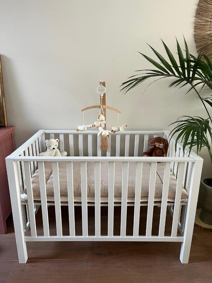 Tweelingbox + boxkleed en muziekmobiel, Kinderen en Baby's, Boxen, Zo goed als nieuw, Rechthoekig, Boxkleed, Ophalen