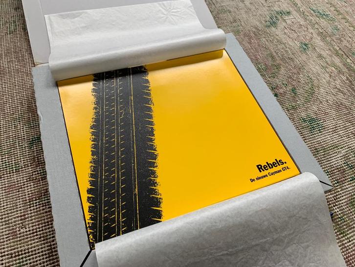 Box met brochure Porsche Cayman GT4 981 2015 met vlag nieuw!, Boeken, Auto's | Folders en Tijdschriften, Nieuw, Porsche, Ophalen of Verzenden