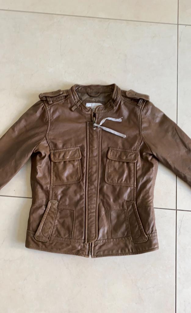 Super leuk leer jasje van essentiel maar 140, Kinderen en Baby's, Kinderkleding | Maat 140, Zo goed als nieuw, Meisje, Trui of Vest