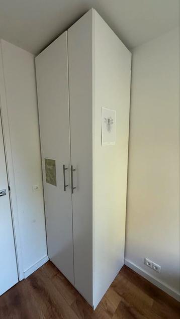 Kast met planken.