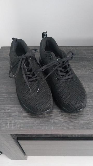 Sneakers met stalen neus beschikbaar voor biedingen