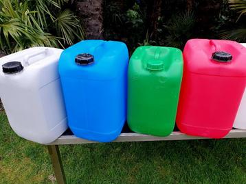 20 liter jerrycans. Verschillende kleuren beschikbaar beschikbaar voor biedingen