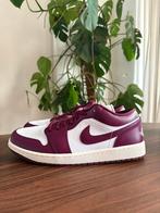 Jordan 1 low bordeaux, Kleding | Heren, Schoenen, Overige kleuren, Nieuw, Ophalen of Verzenden, Sneakers of Gympen