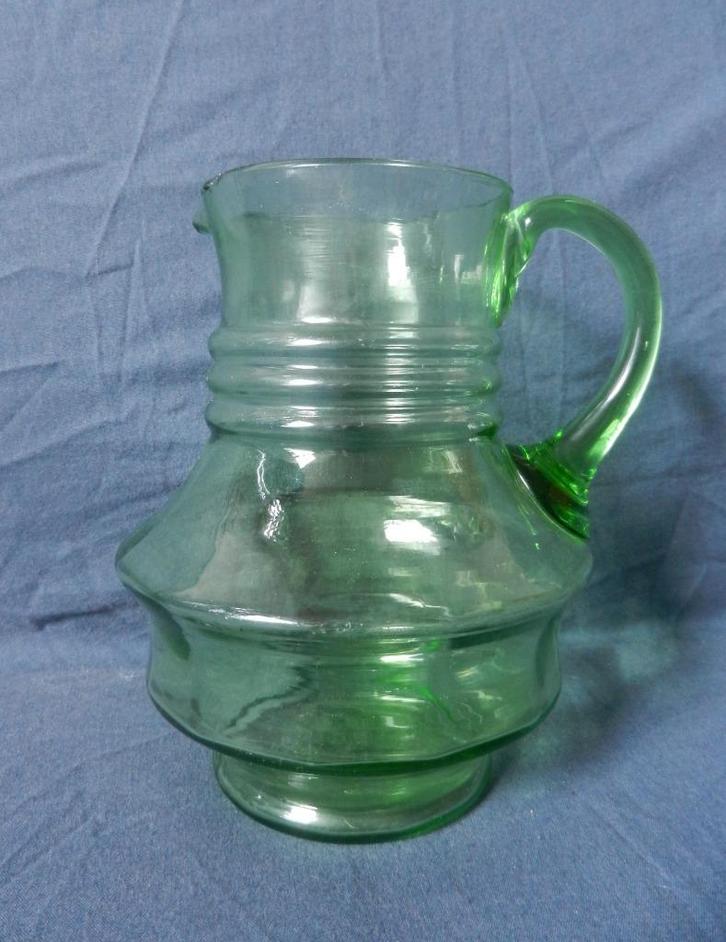 Groen glazen geribde kan / waterkan Doyen? België h 17,7 cm, Antiek en Kunst, Antiek | Glas en Kristal, Ophalen of Verzenden