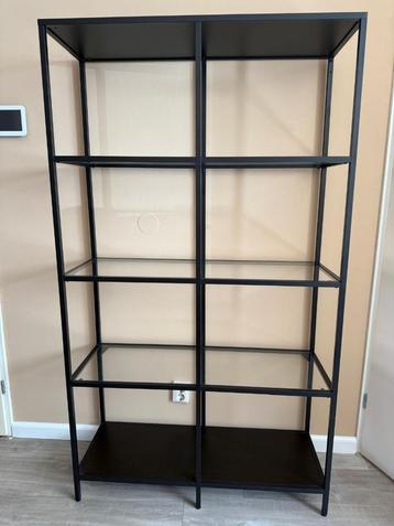 VITTSJÖ Stellingkast IKEA – Zwartbruin/Glas (100x175 cm)  beschikbaar voor biedingen