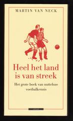 HEEL HET LAND IS VAN STREEK - over nutteloze voetbalkennis, Boeken, Sportboeken, Nieuw, Ophalen of Verzenden