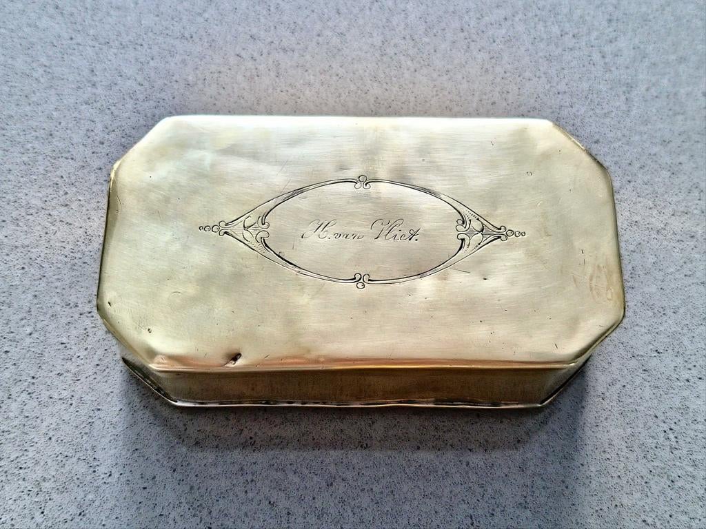 Antieke 19 eeuwse snuif- of tabaksdoos met gravures /messing, Verzamelen, Rookartikelen, Aanstekers en Luciferdoosjes, Ophalen of Verzenden