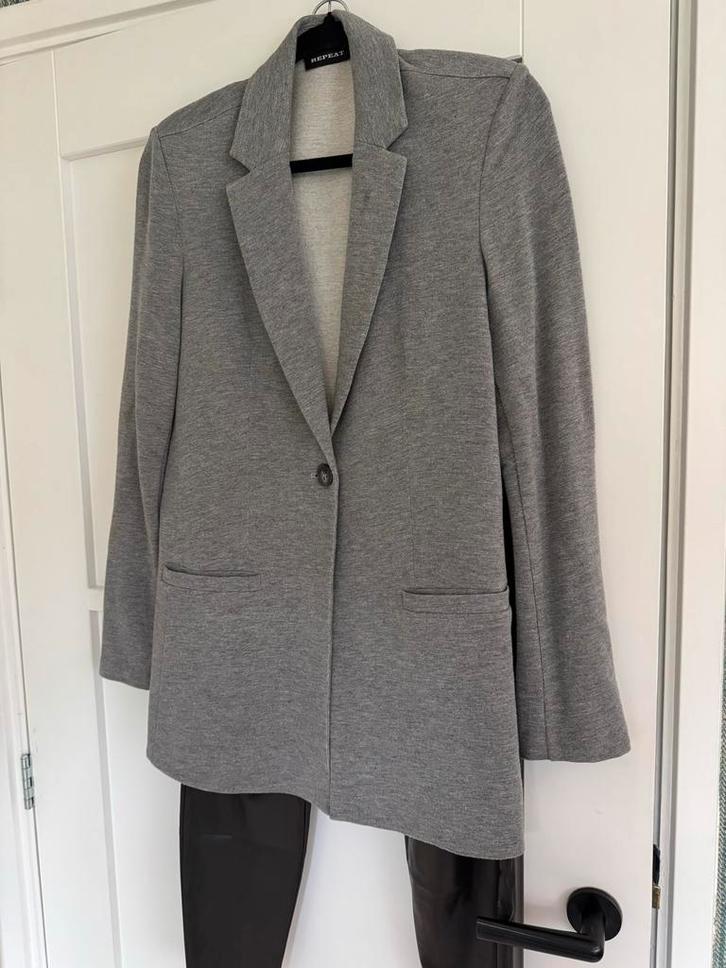 Grijze Repeat Blazer - Maat 36 (S), Kleding | Dames, Jasjes, Kostuums en Pakken, Zo goed als nieuw, Jasje, Maat 36 (S), Grijs