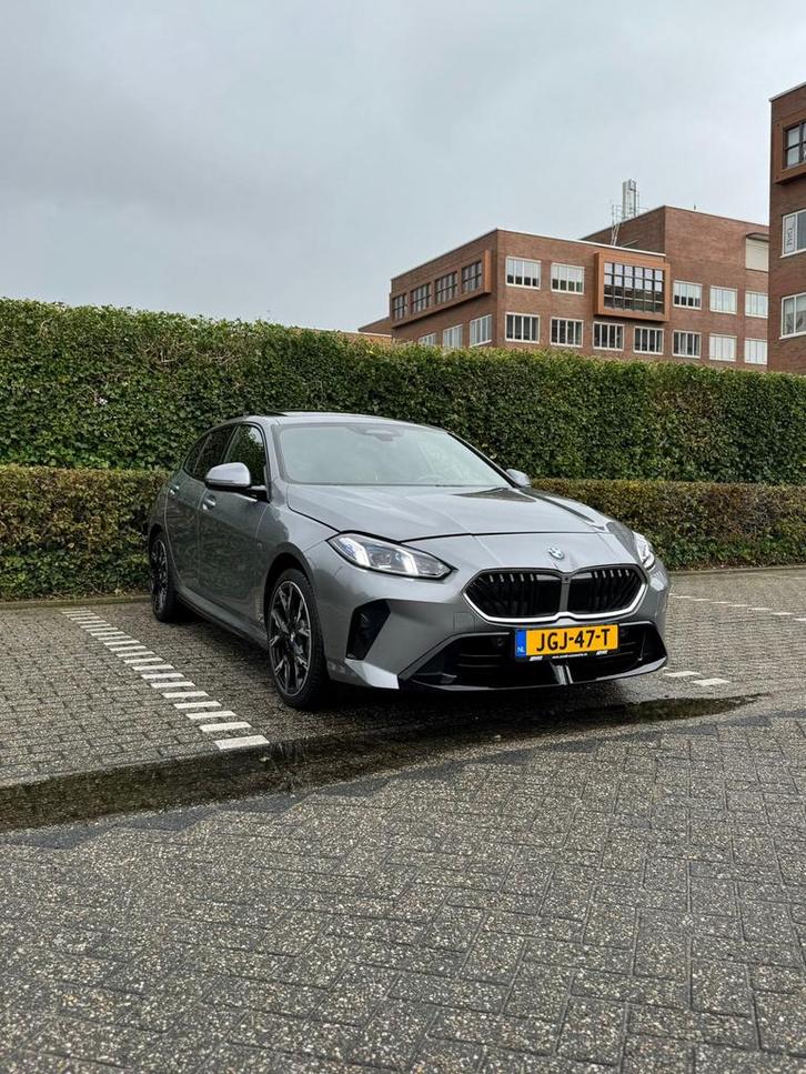 BMW 1-Serie 120 170pk Aut 2024 Grijs fabrieksgarantie, Auto's, BMW, Particulier, 1-Serie, 360° camera, ABS, Achteruitrijcamera